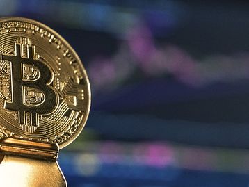 Bitcoin corre atrás de recorde e bate US$ 60 mil novamente