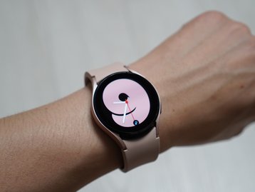 Galaxy Watch 4 ganha melhor detecção de queda e GIFs no watch face