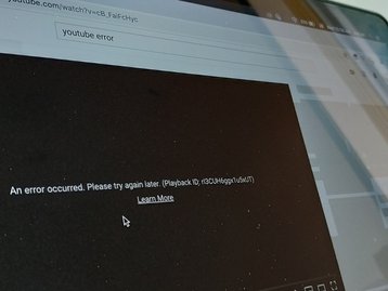 Youtubers temem exclusão de canais após strikes em vídeos antigos