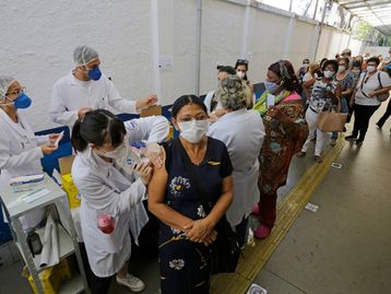 Covid-19: Saúde anuncia dose de reforço da vacina para todos os adultos