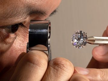 Novo mineral é descoberto dentro de diamante africano