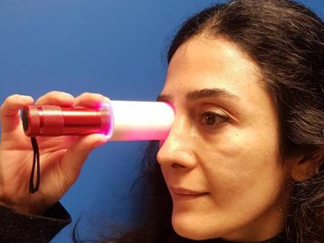 Expor olhos à luz vermelha reduz problemas de visão, diz estudo