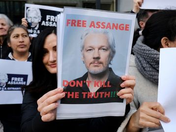 Julian Assange pode ser extraditado para os EUA, decide tribunal