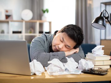 Acordar logo após pegar no sono pode estimular criatividade, diz estudo