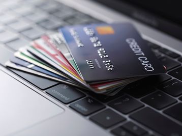 Pagar boleto com cartão de crédito é possível? Veja como funciona