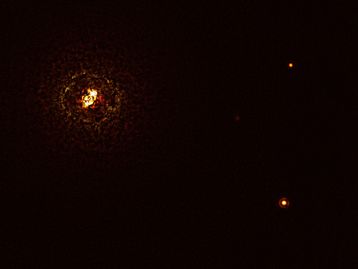 Saiba mais sobre o exoplaneta gigante que orbita um par de estrelas