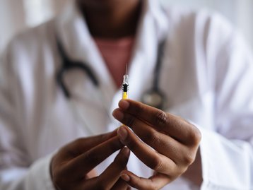 Vacinas aumentam proteção de quem já teve covid-19, mostra estudo