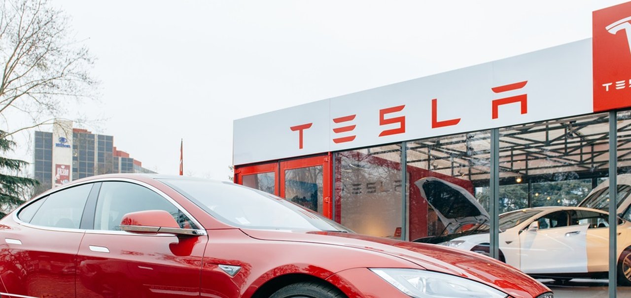 Tesla inaugura loja em região chinesa acusada de genocídio 