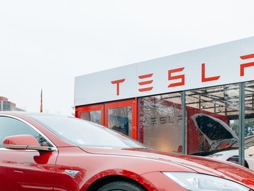 Tesla inaugura loja em região chinesa acusada de genocídio 