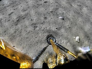 Módulo lunar chinês detecta água na Lua pela primeira vez