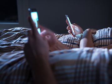 Brasileiros lideram ranking de tempo gasto no celular; veja lista