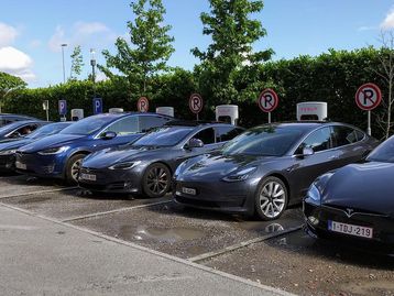 Tesla: hacker de 19 anos controla mais de 25 veículos remotamente