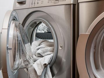 Secadora de roupas lança microfibras no ar; resíduos incluem microplásticos