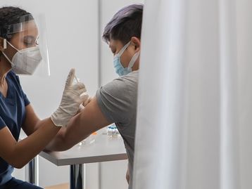 Estudo sugere que maior parte de reações após vacina tem origem psicológica