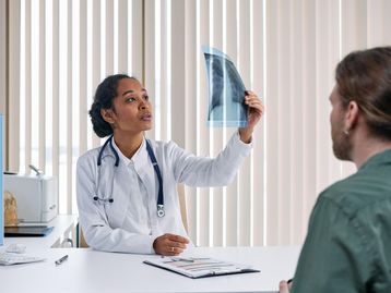 Vacinados têm covid-19 mais leve quando são infectados, mostra estudo 
