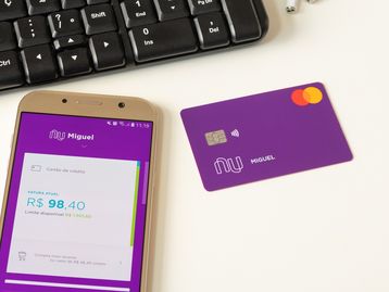 Nubank lança seguro de celular contra roubo, furto e dano acidental