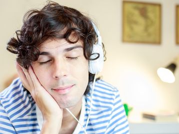 ASMR tem maior impacto em pessoas ansiosas e neuróticas, mostra estudo