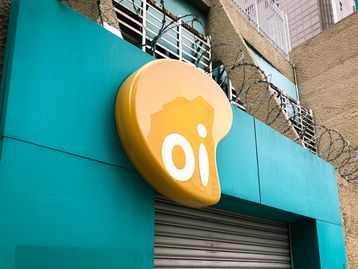 Presidente da Oi celebra venda da divisão móvel e mira o futuro