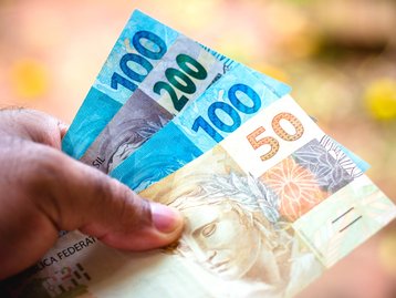Brasileiros já podem consultar dinheiro esquecido em bancos; confira