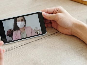 Deepfake é usado em app de namoro e engana mulher