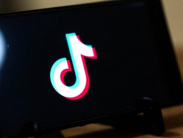 Algoritmo do TikTok recomenda vídeos de sexo simulado a usuários