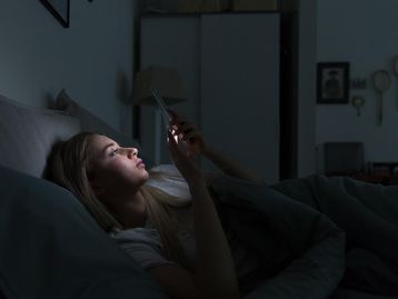 Usar redes sociais antes de dormir pode causar insônia, diz estudo