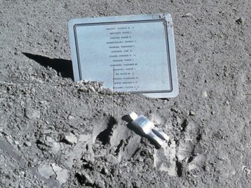 #AstroMiniBR: você sabia que existe uma escultura na Lua?