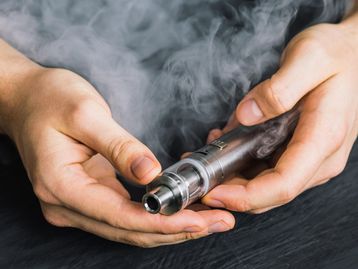 Vaping: cigarro eletrônico pode prejudicar saúde bucal, mostram estudos