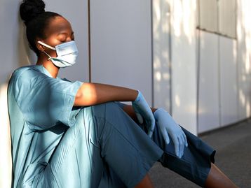 Casos de ansiedade e depressão aumentaram 25% na pandemia, diz OMS 