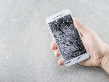 Balenciaga usa iPhone quebrado como convite para evento