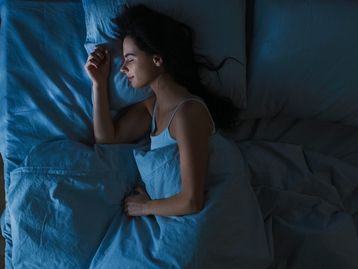Dormir em quarto iluminado aumenta risco de doenças e ganho de peso