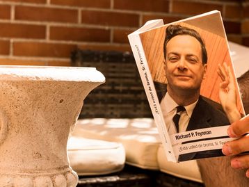 Quem foi Richard Feynman, pioneiro da eletrodinâmica quântica