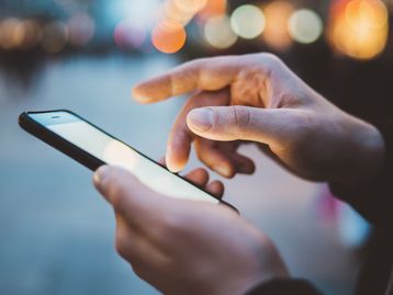 Homem acumula R$ 143 mil em dívidas após ter celular furtado