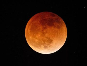 Eclipse lunar: confira fotos da 'lua de sangue' vista no Brasil