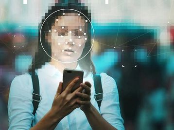 1 em cada 4 brasileiros está sendo espionado por app em celular