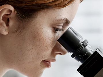 Exame de sangue que detecta risco de Alzheimer é lançado no Brasil