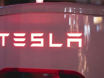Tesla é retirada do S&P 500 por racismo e questões ambientais