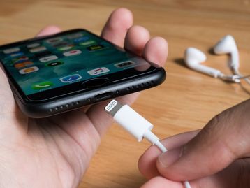 UE define data para decidir padronização de entrada para celulares