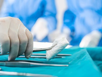 Médicos retiram câncer de paciente em cirurgia sustentável no Reino Unido