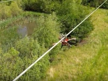 Novo drone pode ser carregado em fios de alta tensão durante voo