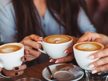 Beber café pode causar mudanças duradouras no cérebro, diz estudo