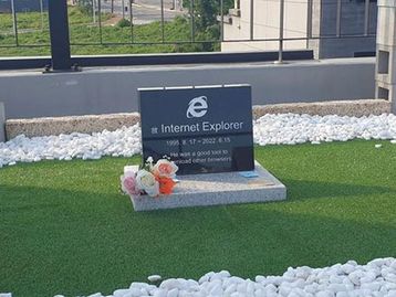 Morreu mesmo: lápide 'celebra' fim do Internet Explorer