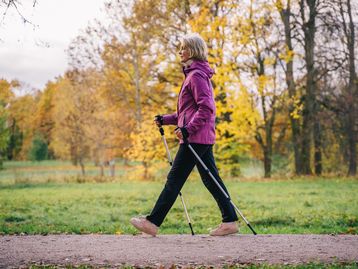 O que é a caminhada nórdica e como fazer o exercício?