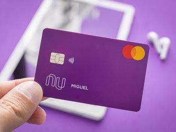 Nubank lança conta com cartão de débito para jovens de 12 a 17 anos