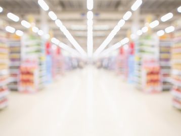Uma xícara de café antes das compras faz você gastar mais, diz estudo