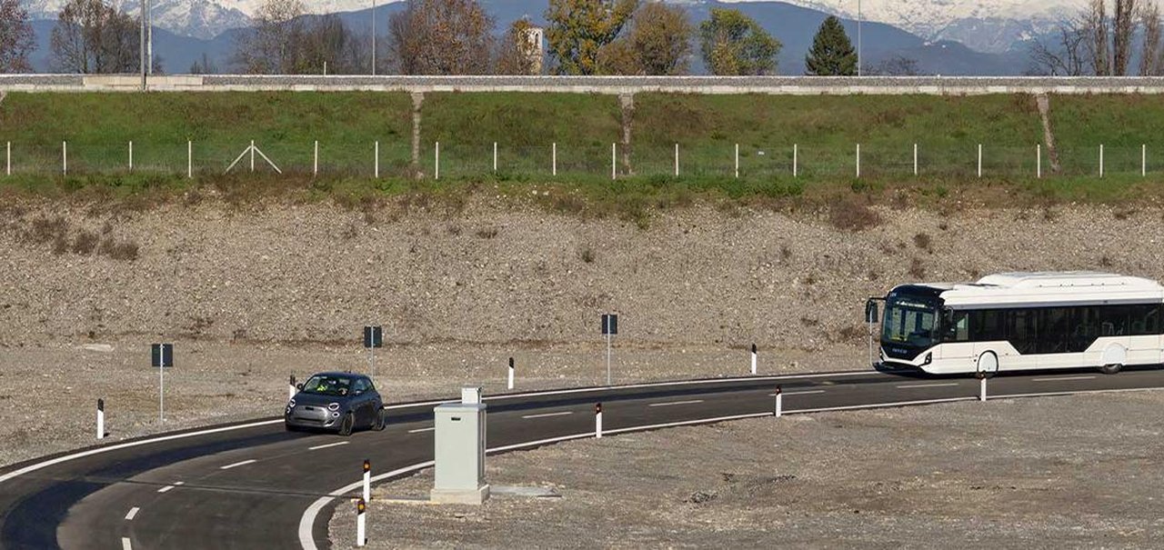 Conheça a pista capaz de recarregar carros elétricos em movimento