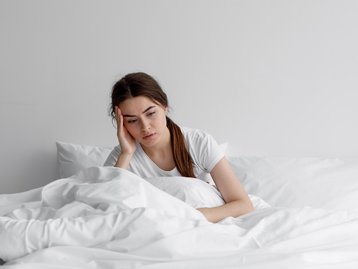 Por que algumas pessoas acordam com dor de cabeça? Insônia pode ser causa