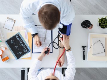 Conheça os principais sintomas de pressão alta e como controlá-los