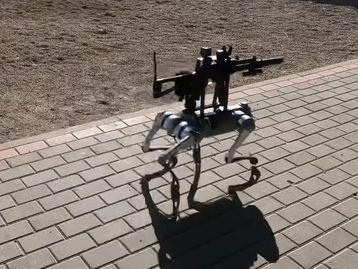 Skynet? Vídeo mostra cão robô atirando com metralhadora