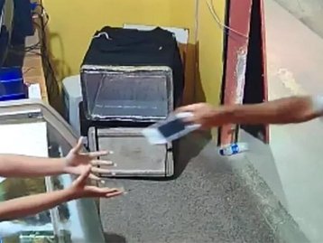 Assaltante devolve iPhone a atendente após ela pedir 'por favor'